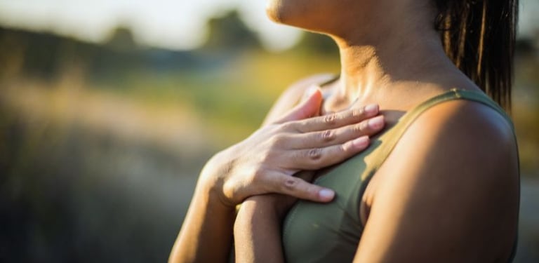 una mujer practica la respiración 4x4 con la guía de Svit Bytka