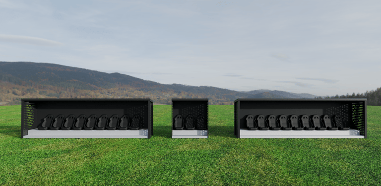 Vista frontal de tres módulos modulares para eventos con graderío cubierto y asientos integrados