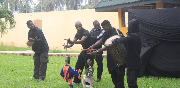 Des marionnettistes animant un spectacle de marionnettes à fils