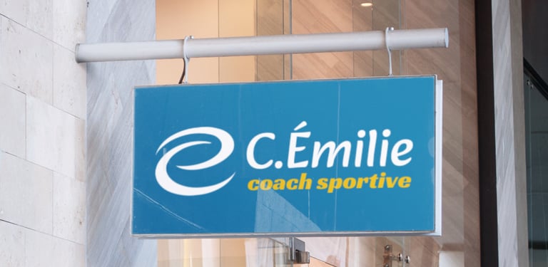 Logo de coach sportive sur une enseigne bleue suspendue devant un bâtiment moderne de gym.