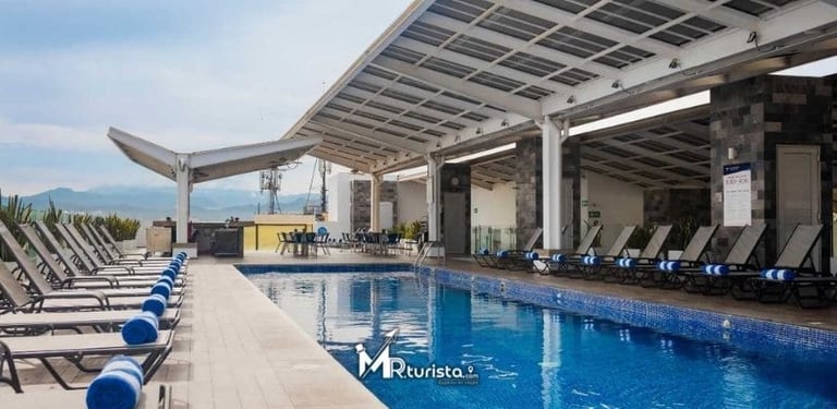 Piscina Hotel Villa Varadero en Puerto Vallarta