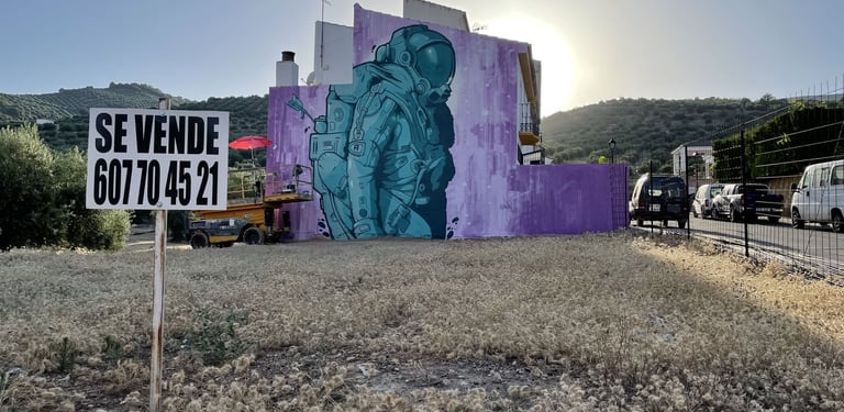 mural de un astronauta en una fachada de una casa