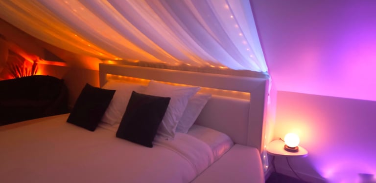 lit de la love room proche de la normandie