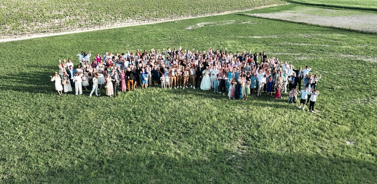 Photographie aérienne des 200 invités 