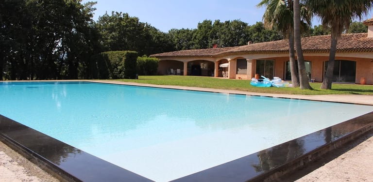 Construction de piscine à débordement rectangulaire en pierre dans le Var par EGPR