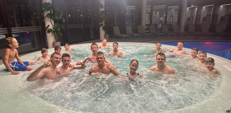 Vaikų poilsis Akmenės rajono sporto centro baseine po intensyvių varžybų savaitgalio