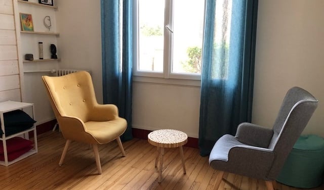 un cabinet de psychothérapie accueillant