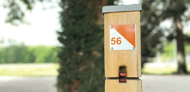 balise dans un parc pour une course d'orientation à Montpellier