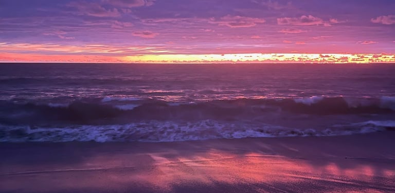 Coucher de soleil rosé à Canggu, Bali, ciel pastel reflété sur la plage.