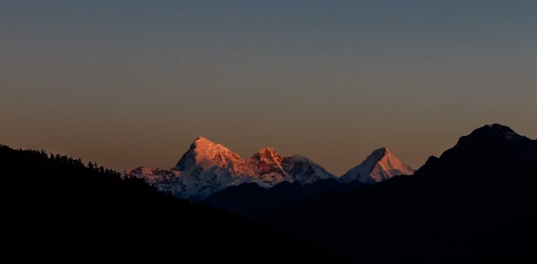 Morning_Sun_Rise_Over_Mount_Jhomolhari_at_Chele_Le_La_Pass