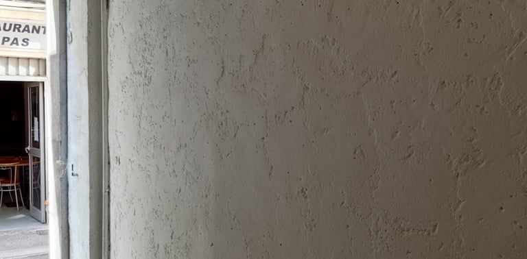 Chantier de rénovation complète d'une cage d'escalier dans un immeuble marseillais. Harenova,