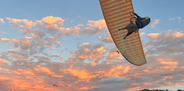 parapente atardecer en baricahra sobre las montañas del cañon del chicamocha 