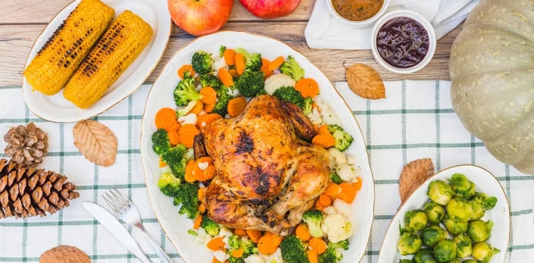 Prato de frango assado com legumes coloridos como brócolis, cenoura e couve-flor