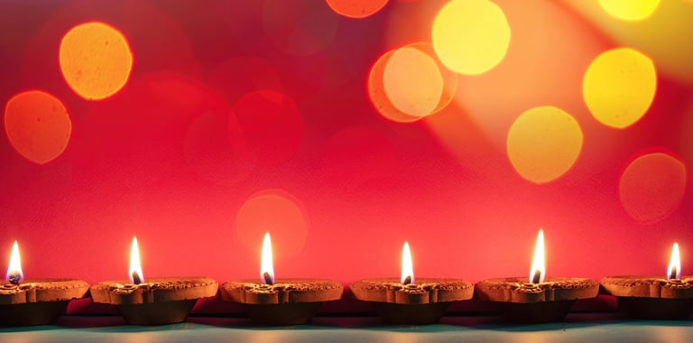 Logo Célébra sur fond de lumière et de bougies symbolisant l’hommage, la vie et la sérénité