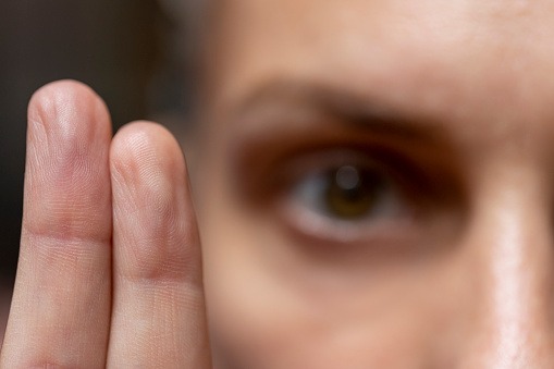 une femme montrant deux doigts pour pratiquer l'EMDR