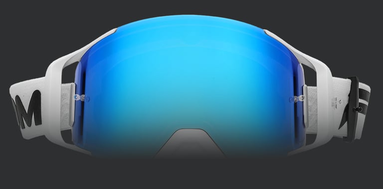 Masque de ski blanc et bleu, avec design moderne et matériaux de qualité, parfait pour une protection efficace contre l