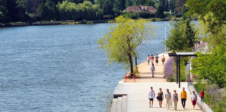 Strolling between the park and the R. ALlier