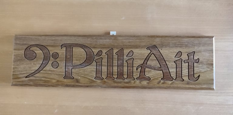 a wooden sign that says pillait