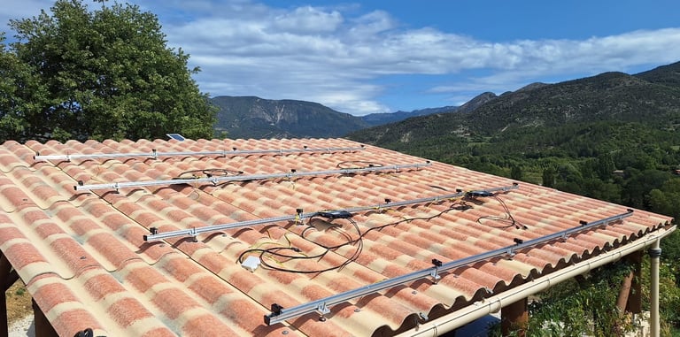 Installation des micro-onduleurs APsystems et mise à la terre sur carport en plaques PST à Mézel.
