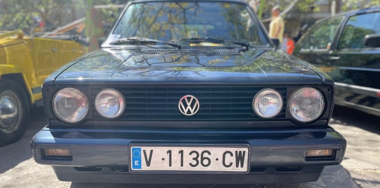 Frontal del Volkswagen Golf MK1 Cabriolet 1989 en azul oscuro, clásico descapotable ideal para bodas y celebraciones.