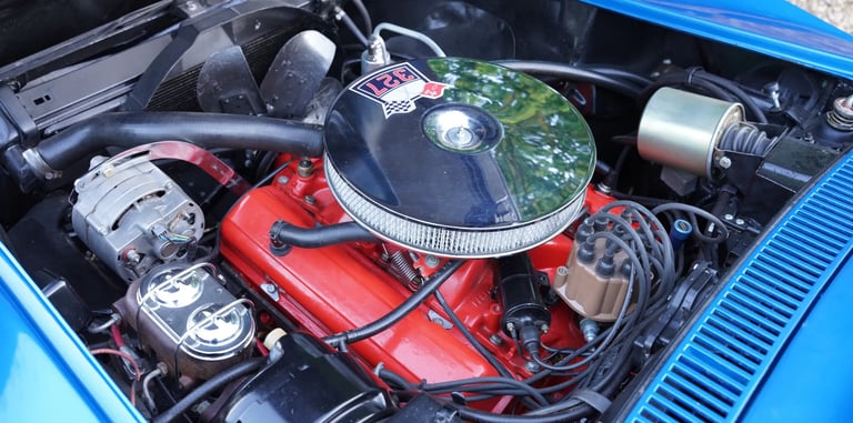 Motor Corvette C3 327 V8 de 1968, detalle del clásico americano de alquiler para bodas y eventos en España.