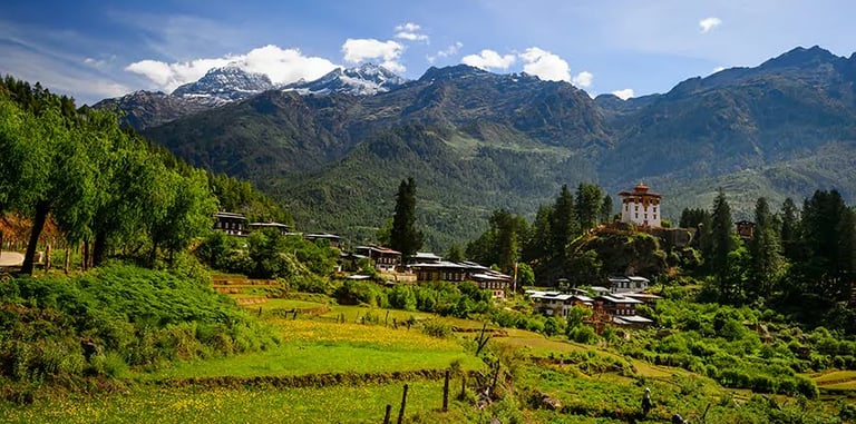drugyal_dzong_with_mount_jhomhlhari_at_the_backdrop_in_paro_valley_during_autumn_season