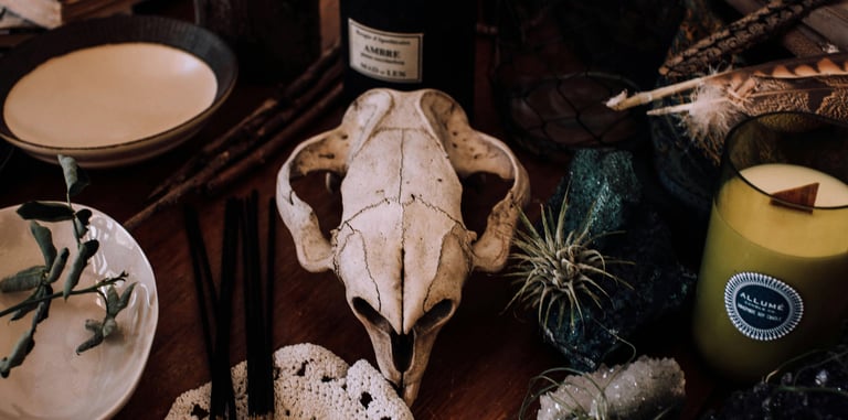 Altar pagão, com velas e símbolos mágicos.