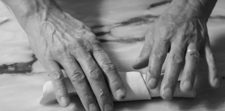 photo de mains de pâtissier