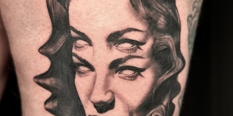 Pormenor de tatuagem surrealista de senhora a preto