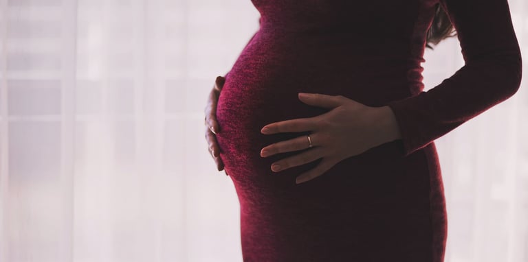 Un ventre de femme enceinte