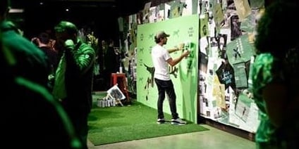 yo realizando un show en directo de live painting