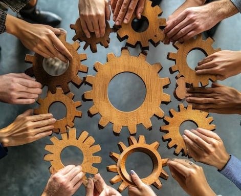 Roues crantées représentant la structuration durable des actions en santé mentale en entreprise