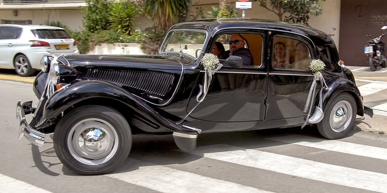 Gran evento nupcial en Barcelona, fotografía de banquete multitudinario con luz ambiente.