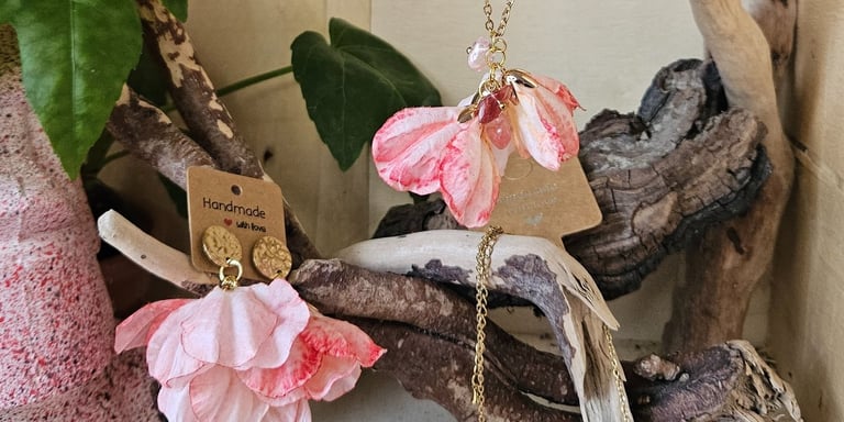 Ensemble collier, bracelet, boucles d'oreilles : fleures de sakura et pierre Quartz Pastèque