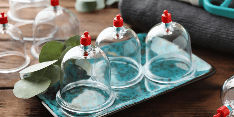 bandeja com copos de ventosaterapia