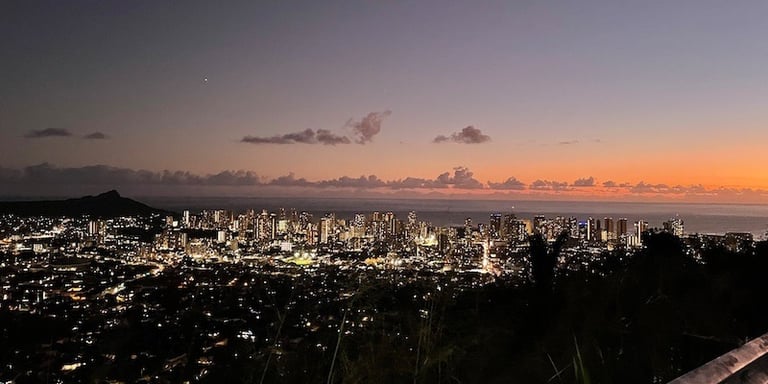 Honolulu Tantalus Lookout bei Nacht
