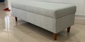 Tapicería de arcón reposa pies en textil hidrófugo antimanchas. Tenerife.