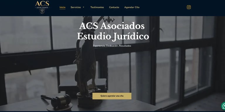 Página de inicio del sitio web del bufete de abogados ACS Asociados Estudio Jurídico con estatua de