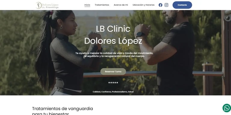 El sitio web de la Clínica LB Dolores López muestra a una kinesióloga ayudando a un paciente con ter