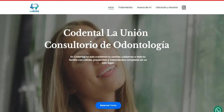 Página de inicio del sitio web de la clínica dental Codental La Unión, que muestra a una mujer sonri
