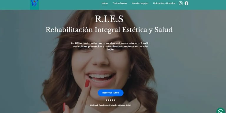 Mujer sonriente mostrando dientes sanos en el sitio web de una clínica dental para rehabilitación es