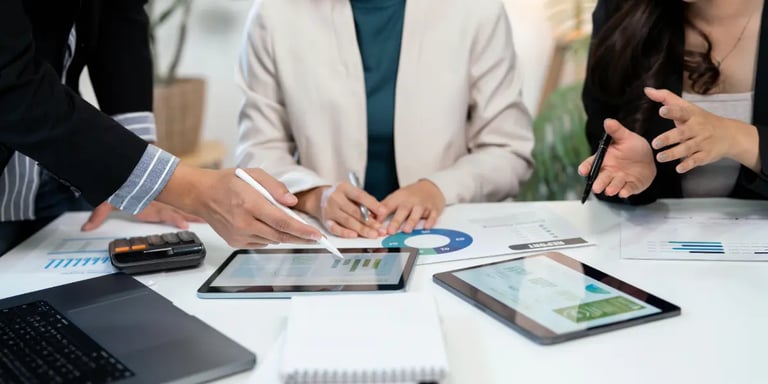 Estratégia combinando time comercial e marketing digital para crescimento de associação