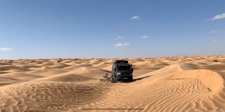 Dünenfahren in der Sahara Tunesiens mit 4x4 Fahrzeug im Sand