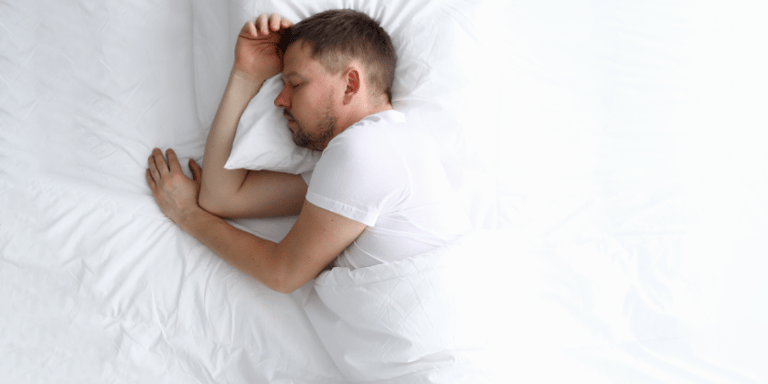 Homem dormindo bem após tratamento odontológico do sono com dentista na Lapa PR.