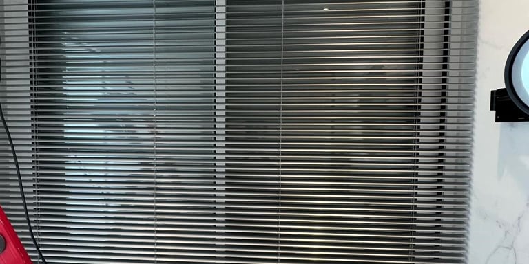 Store vénitien à lamelles horizontales.