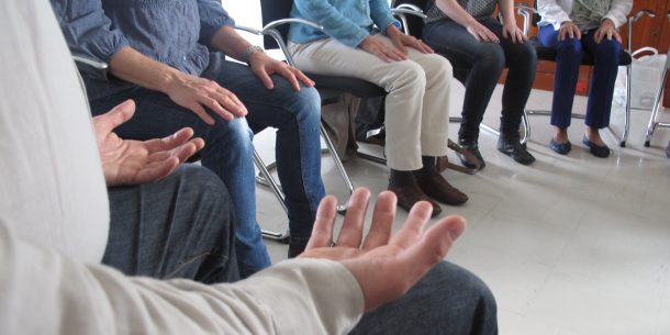 Séance de sophrologie de groupe en entreprise ou en maison de retraite