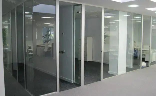 Mamparas de oficina en cristal laminado de 5+5 mm espesor con paneles de melamina en el interior