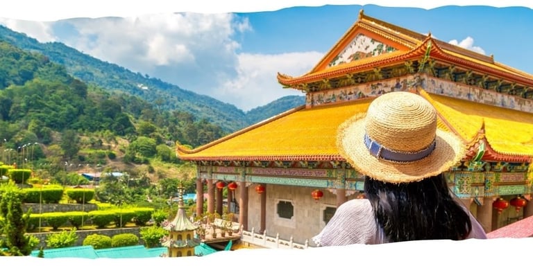 Foto da autora em templo em Penang.