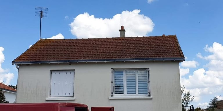 Nettoyage par drone, démoussage de toiture, Nettoyage de panneaux solaires, façade et bardage 