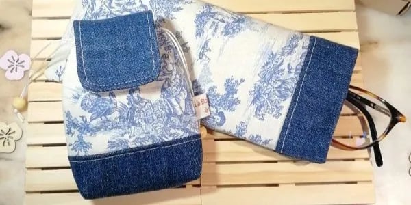 Etui à lunettes et mini-sac en toile de Jouy bleue